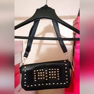 Black purse Medium size 2 inside compartments 1 zip compartment in back